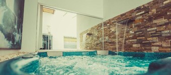 House With Private Patio for 17 With Jacuzzi