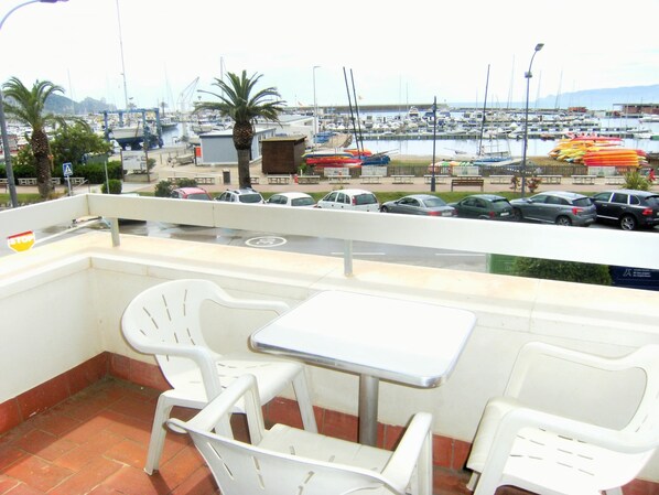 Apartment | Outdoor dining - Apartment in Spain With Stunning Beach Views (Torroella de Montgrí)