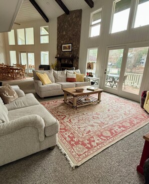 Een smart-tv en een open haard