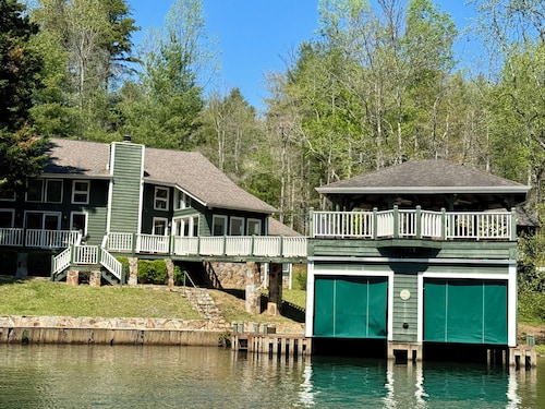 LAKE LEVEL -  Green Acres – Your lakefront place to be!