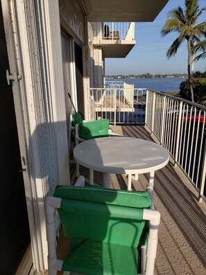Property grounds - Charming 2-bedroom condo with AC and WiFi in beautiful Palm Beach (Palm Beach)