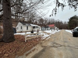 Property grounds - Welcome to the Webster Place! A Charming 3-bedroom house in fabulous Franklin. (Franklin)