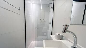 Chuveiro, produtos de toalete grátis, secador de cabelo