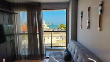 Apartamento conforto | Área de estar | TV 32 polegadas com canais via satélite