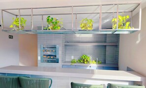 Een microgolfoven, kookgerei, borden en bestek