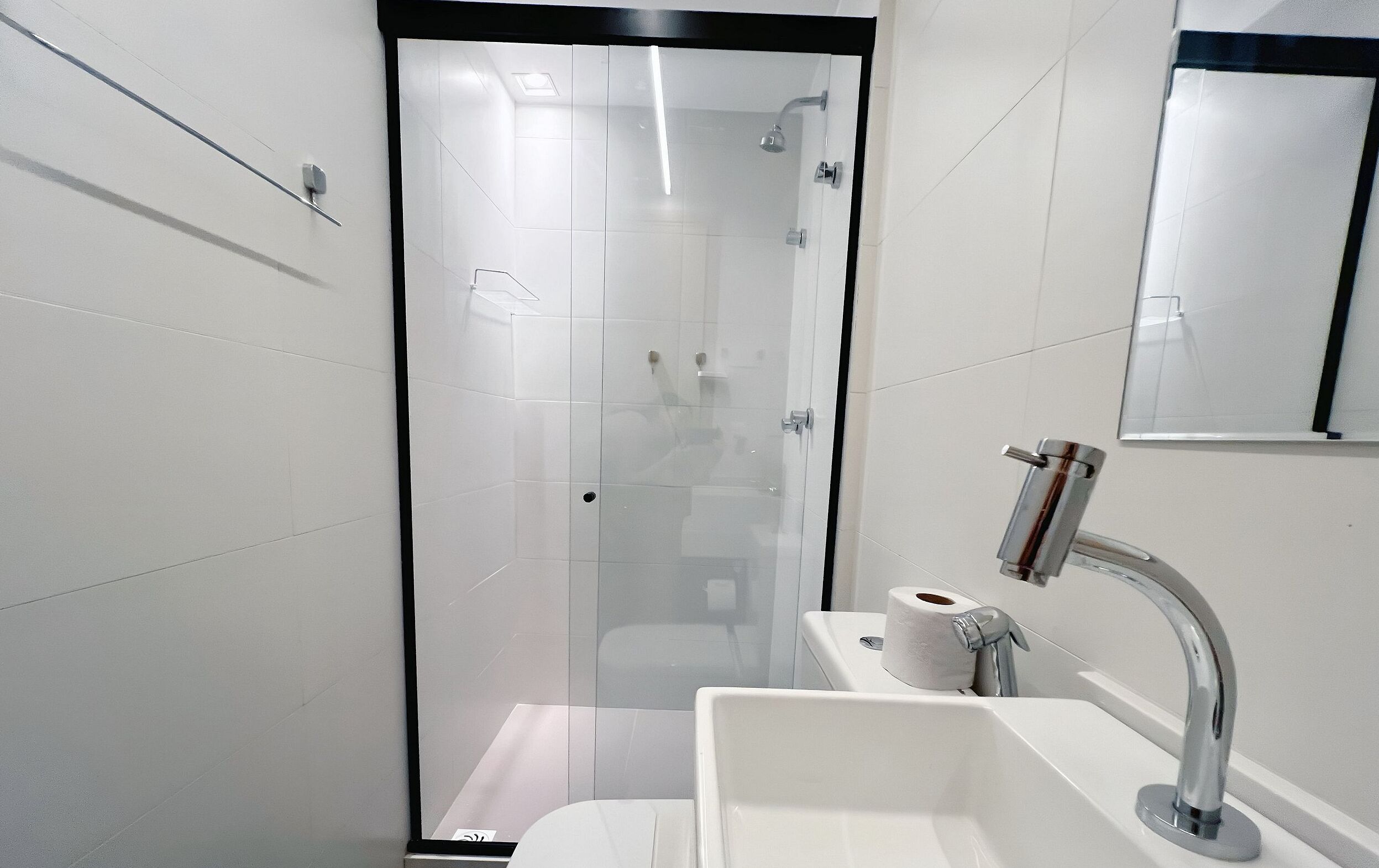 Een douche, gratis toiletartikelen, een haardroger, handdoeken