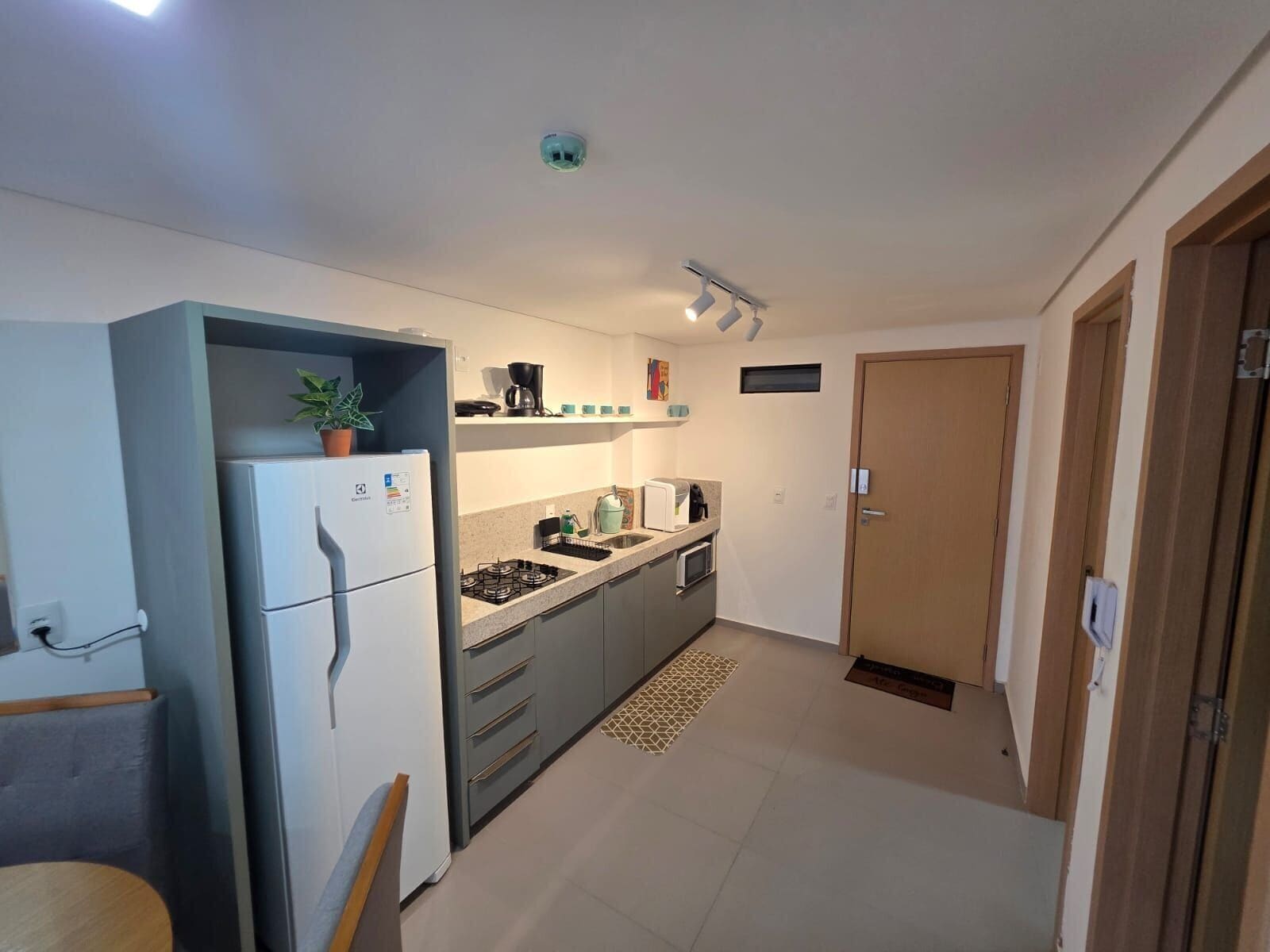 Elite Apartment | Private kitchen | Microwave, cookware/dishes/utensils