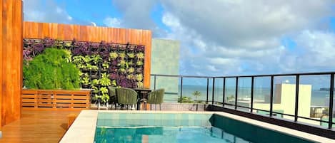 Una piscina al aire libre