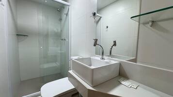 Perhehuoneisto | Kylpyhuone | Ilmaiset hygieniatuotteet, hiustenkuivaaja, pyyhkeet, sampoo