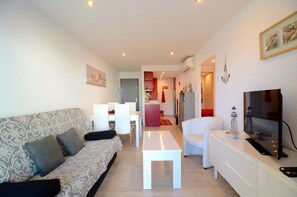 Apartment | Private kitchen | Microwave - Apartment in L'estartit by the Beach (Torroella de Montgrí)