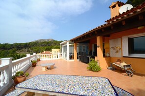 Outdoor dining - The Villa In Estartit (Torroella de Montgrí)