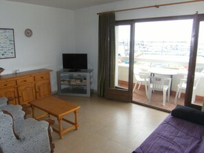 Apartment | Living room - Beachfront Apartment in Spain With Marina Views (Torroella de Montgrí)