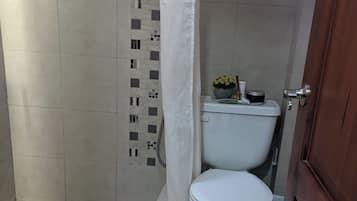 Douche, serviettes fournies, savon, shampoing