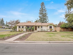 Exterior - Mid-Mod Storybook Ranch Near Fig Garden Village (Fresno)