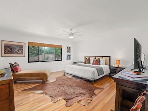 3 bedrooms, desk, iron/ironing board, free WiFi - Mid-Mod Storybook Ranch Near Fig Garden Village (Fresno)
