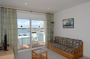 Apartment | Living room - Beachfront Apartment in Spain With Pool (Torroella de Montgrí)