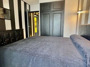 2 habitaciones y tabla de planchar con plancha