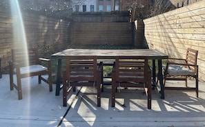 Outdoor dining - Stylish 2-bedroom apartment in great location with AC, WiFi (Brooklyn)