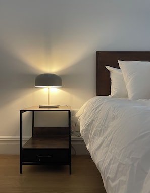 2 bedrooms, iron/ironing board, WiFi, bed sheets - Stylish 2-bedroom apartment in great location with AC, WiFi (Brooklyn)