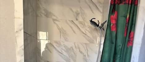 Escritorio, espacio para trabajar con laptop y wifi gratis