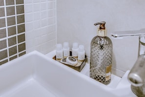 Suihku, hiustenkuivaaja, bidee, pyyhkeet