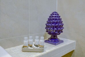 Douche, sèche-cheveux, bidet, serviettes fournies