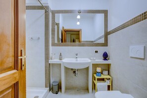 Douche, sèche-cheveux, bidet, serviettes fournies