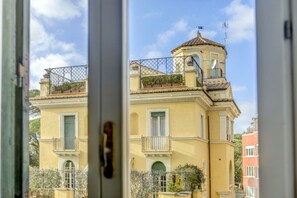Un bâtiment jaune doté d’un balcon et d’une petite tour.