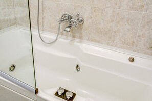 Dusche, Haartrockner, Bidet, Handtücher