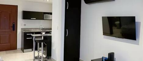 Un apartamento moderno con cocina, comedor y sala de estar.