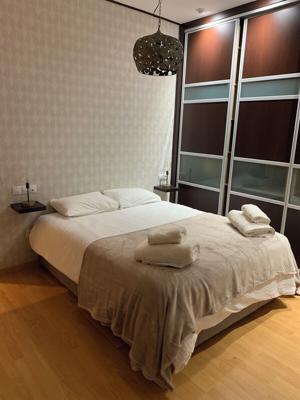 2 habitaciones, tabla de planchar con plancha, cuna de viaje y wifi 