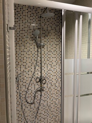 Dutxa, assecador de cabells, bidet i tovalloles 