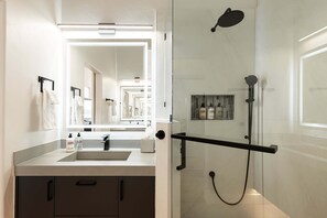 Dusche, Haartrockner, Handtücher