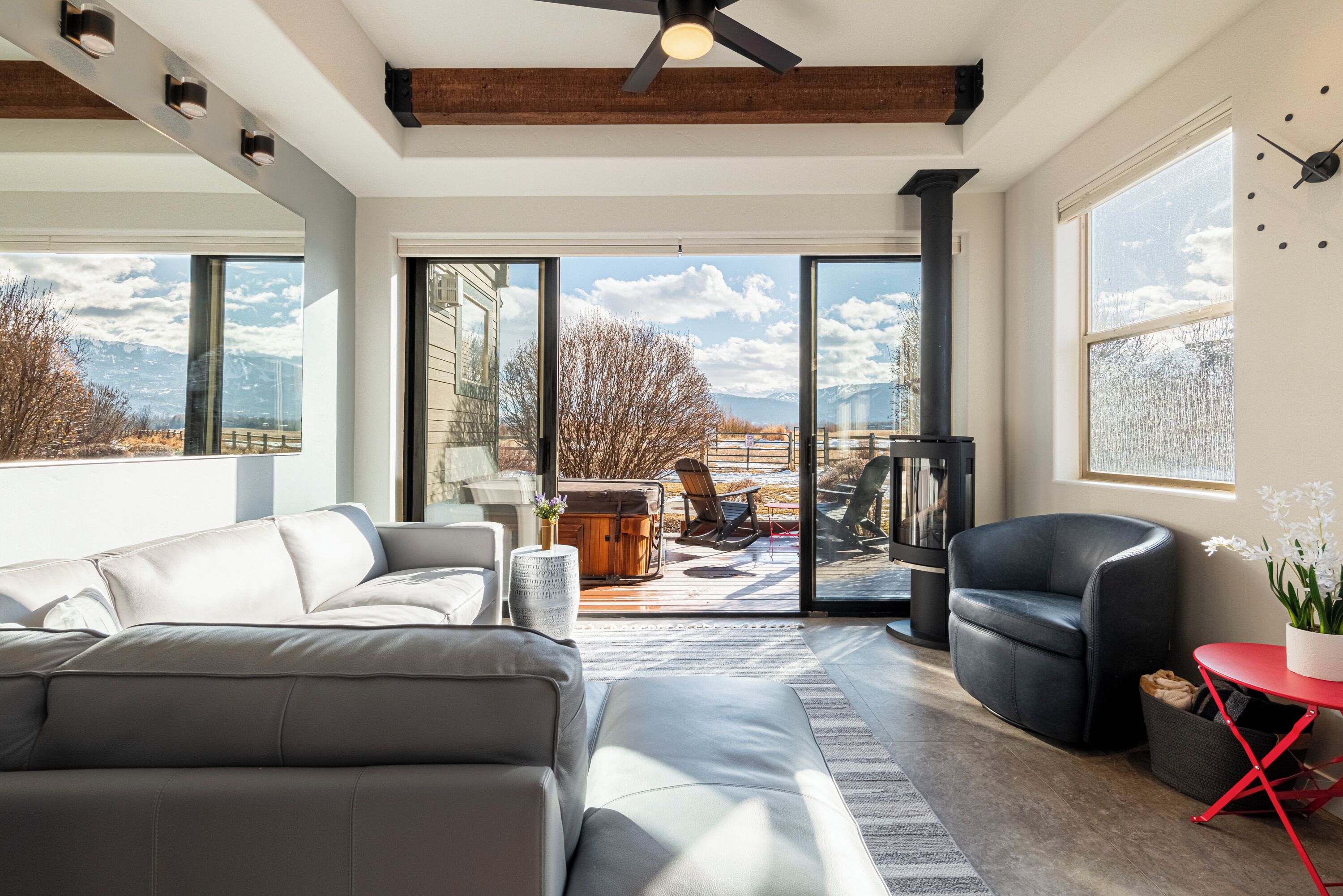 Smart TV, fireplace