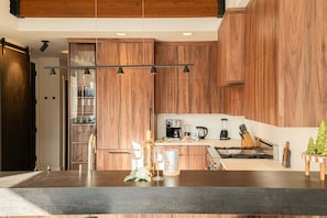 Réfrigérateur, four à micro-ondes, un four, surface de cuisson