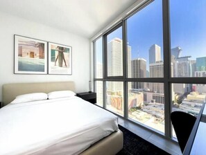 1 chambre, coffre-fort, bureau, fer et planche à repasser