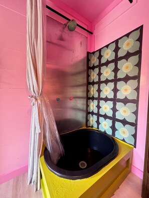 Ducha, secador de pelo, toallas, jabón