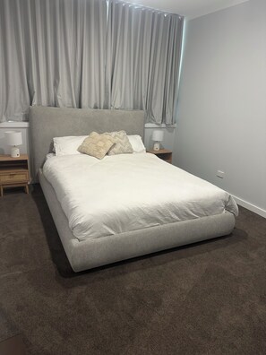 3 slaapkamers, een strijkplank/strijkijzer, wifi, beddengoed