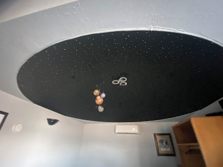 内装. The Galactic Getaway - Lakeside Tiny Home Rental - Queen Bed