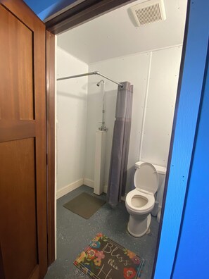 Douche, serviettes fournies, papier de toilette