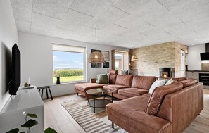 スマートテレビ、暖炉、卓球台