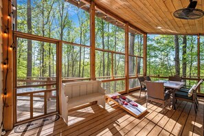 Interior - 82° Indoor Pool, Hot Tub, Game Shack, Fire Pit, Porch Swing, Equipped Kitchen (Sevierville)