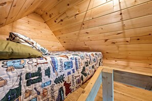 5 quartos, escrivaninha, ferros/tábuas de passar roupa, berço de viagem