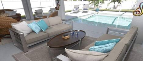 Una piscina al aire libre, una piscina climatizada