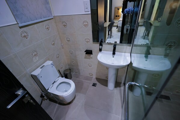 Deluxe Room | Bathroom | Towels