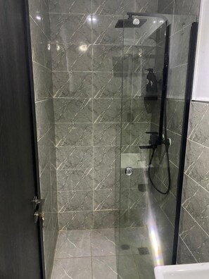 Standard Room | Bathroom | Towels - Ringruby Hotel, Oduduwa Way (Lagos)