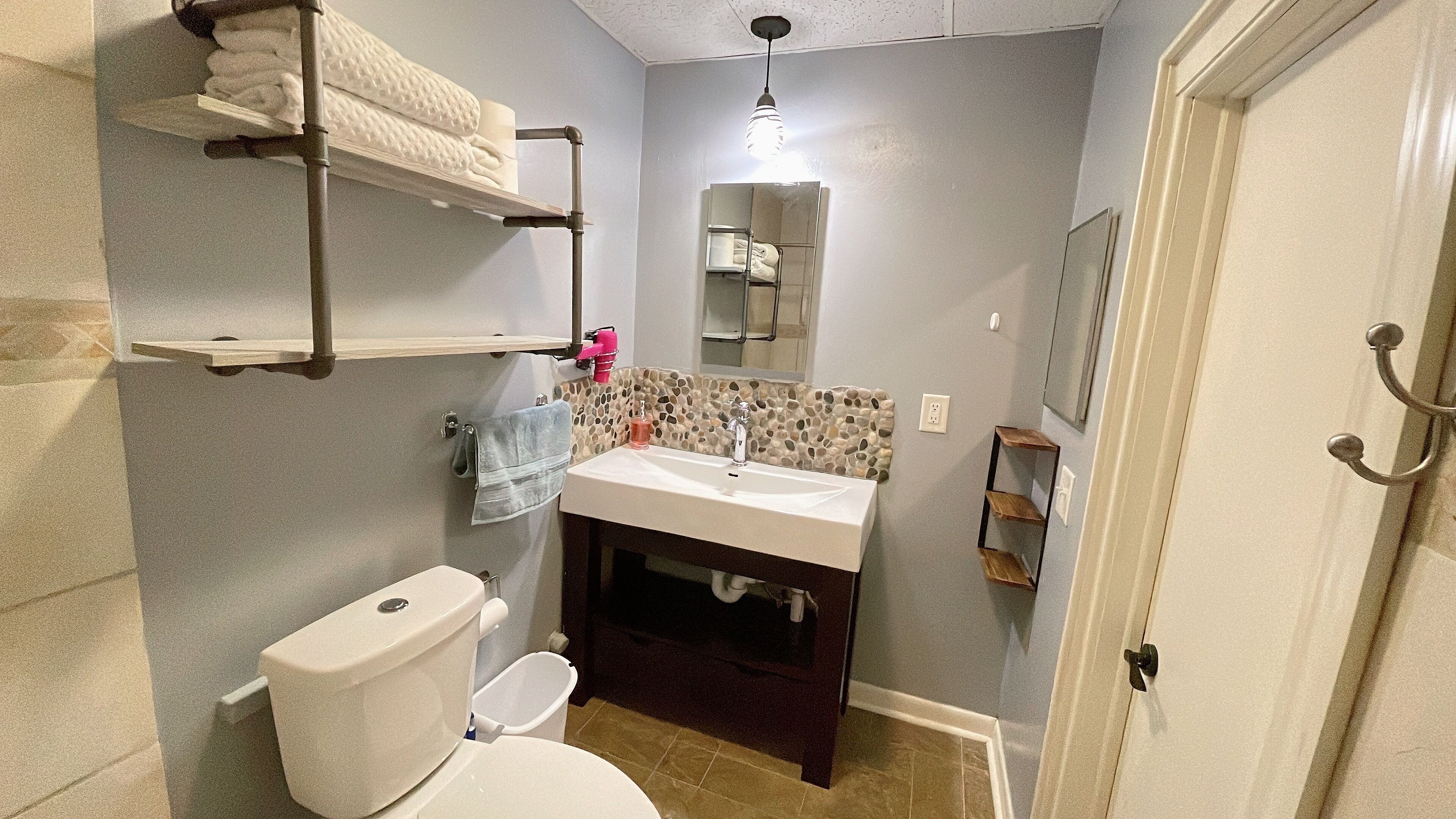 Asciugacapelli, asciugamani, sapone, carta igienica