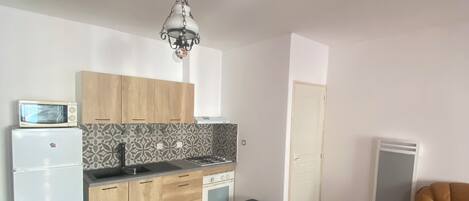 Kylskåp, mikrovågsugn, ugn och vattenkokare