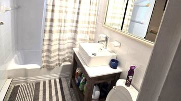 Serviettes fournies, savon, papier toilette