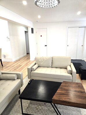 Living area - Charming house in Sainte-Foy with quality amenities - Ideal turnkey solution! (Québec)